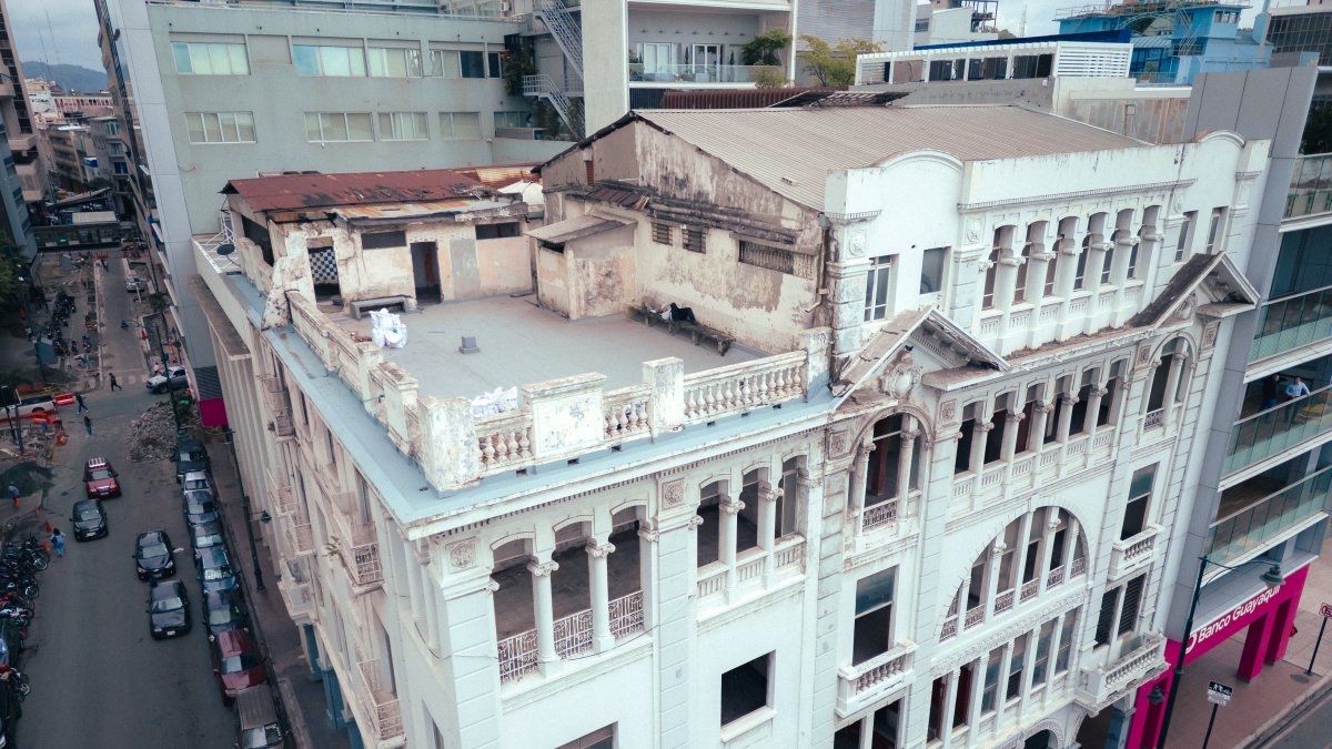 Técnicos municipales inspeccionaron edificaciones patrimoniales de Guayaquil para identificar daños y prevenir un mayor deterioro durante las lluvias.