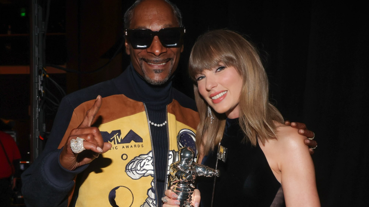 El rapero Snoop Dogg y Taylor Swift durante los MTV AMA's.