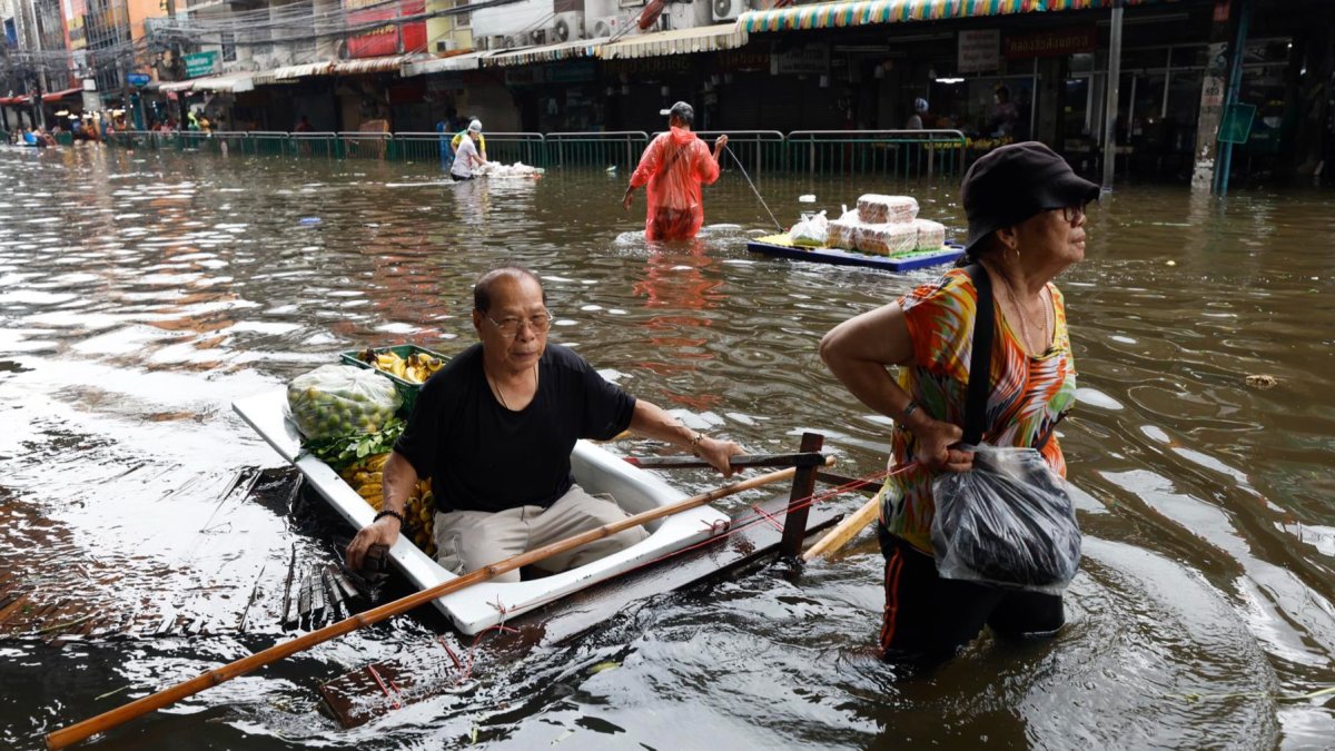 Un hombre tailandés se sienta en una balsa casera entre las aguas de una inundación después de comprar alimentos en Bangkok, Tailandia, el 28 de septiembre de 2026.