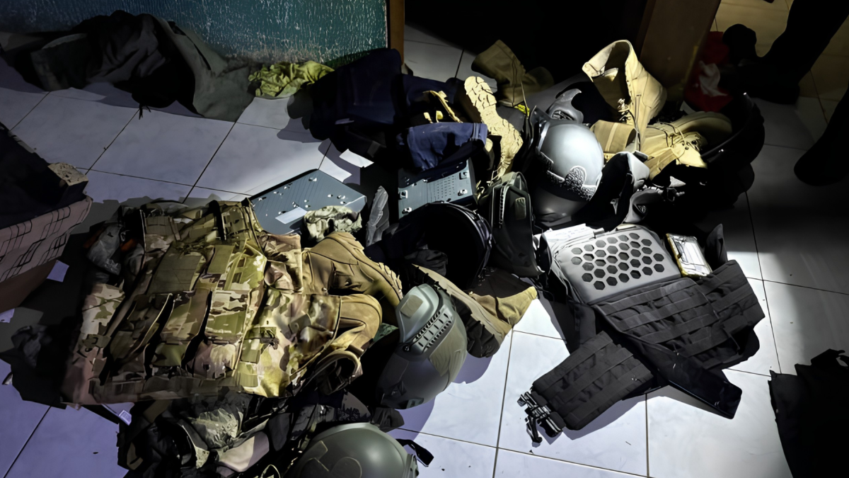 Los uniformes tácticos, chalecos y cascos hallados durante el operativo en Socio Vivienda 2 fueron levantados como indicios para las investigaciones de las autoridades.