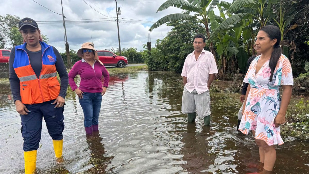 La inundación cubrió de agua un tramo vial de La Unión, donde, autoridades, moradores y personal de gestión de riesgos inspeccionaron la zona afectada.