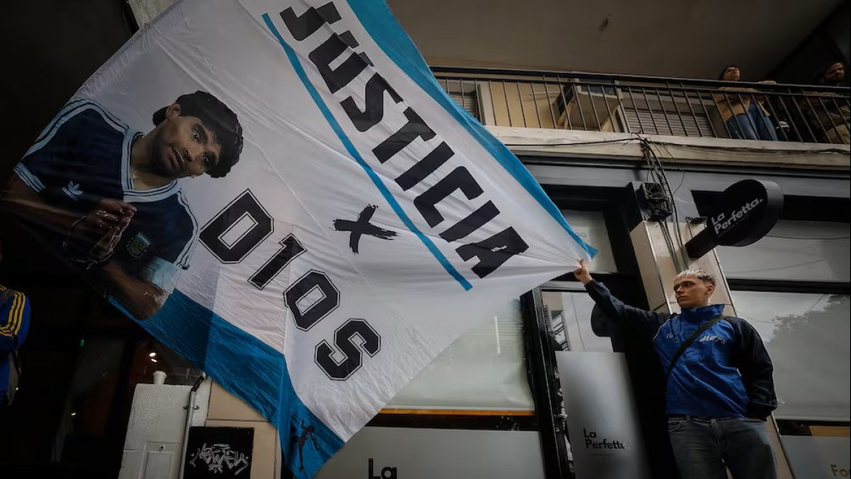 Aficionados de Diego Maradona, exjugador argentino, piden justicia tras su fallecimiento en 2020.