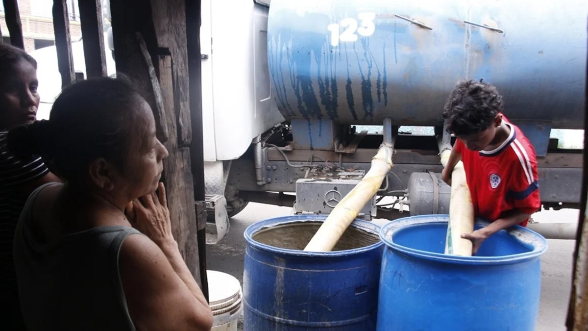 Habitantes de varios sectores en Durán se abastecen de agua a través de tanqueros.