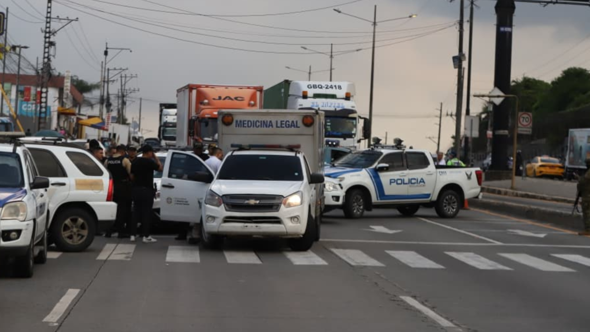 Un comerciante murió tras ser atacado a tiros en la Vía a Daule, en Guayaquil.