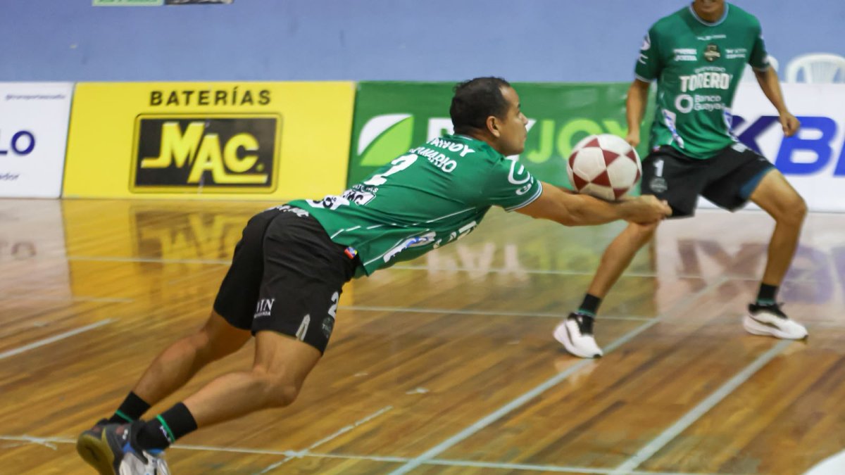 Loco Mario (Mario Muñoz) jugó el partido hasta el final, a pesar de un hematoma en el codo, producto de dos caídas durante el partido-