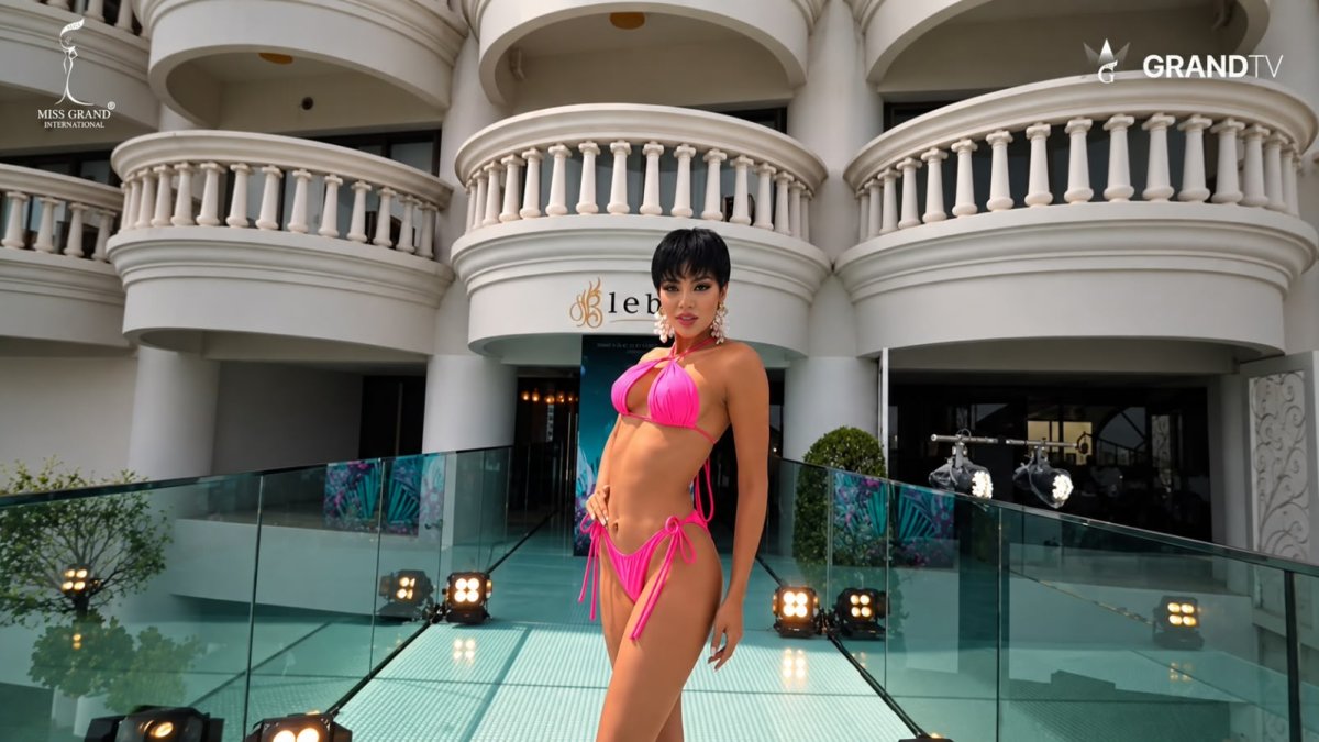 La representante de Ecuador lució un traje de baño fucsia durante su presentación en Bangkok.
