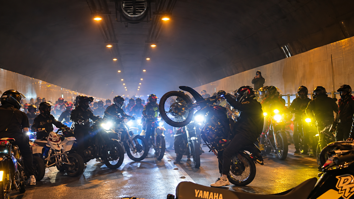 Motociclistas fueron captados realizando maniobras peligrosas dentro del túnel de San Juan, una acción que interrumpió momentáneamente la circulación vehicular en Quito.