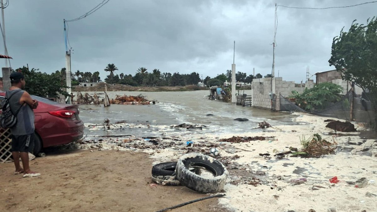 Una persona observa el avance de la marea ante la cercanía del huracán Polo, en Comondú, Baja California Sur (México).