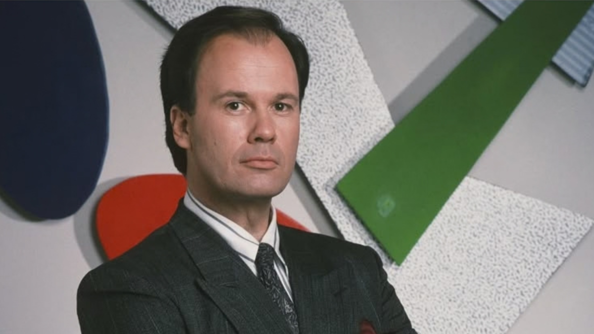 Dennis Haskins en su icónico papel de Richard Belding, quien falleció el lunes a los 75 años.