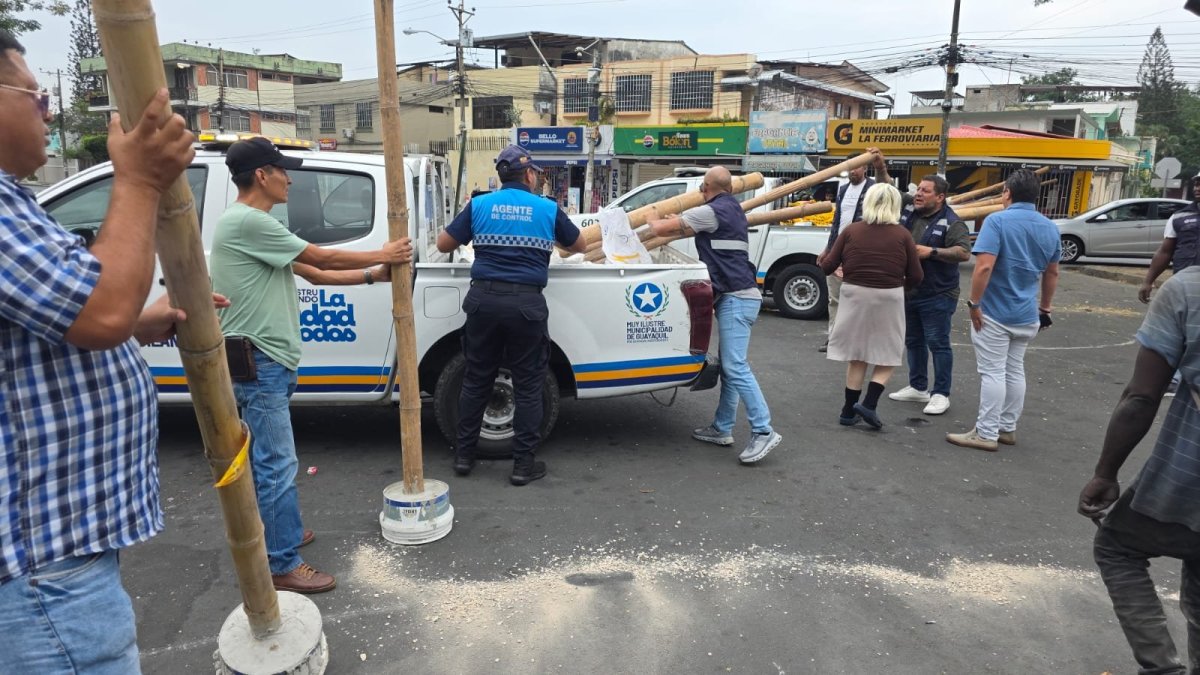 Espacio público en Guayaquil: Municipio retira obstáculos de una vía.