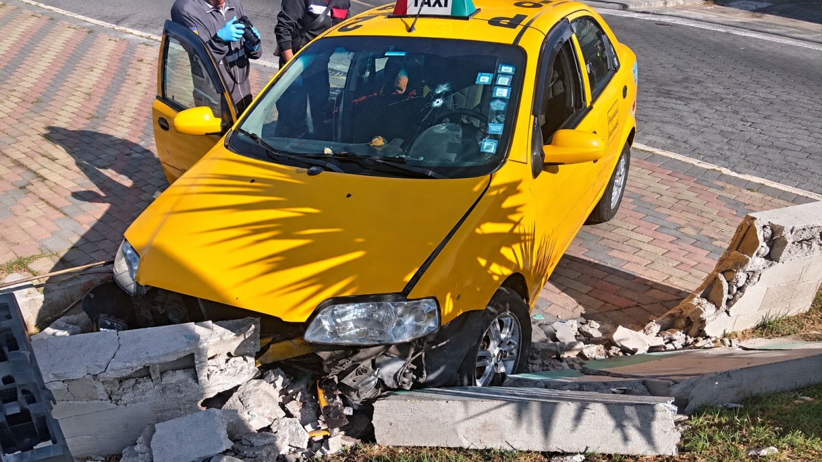 Tras recibir los disparos, el conductor perdió el control del taxi, que terminó impactándose contra un muro en Carcelén.