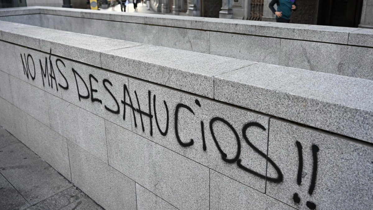 Vista de una pintada en las inmediaciones de la parada de metro de Banco de España junto a la acampada de la Plaza de Sol en protesta por la situación de la vivienda.