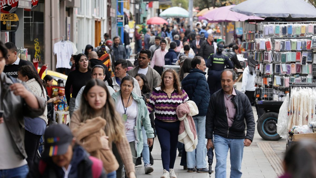 Personas caminan frente a ventas informales este 28 de septiembre de 2026, en Bogotá (Colombia).
