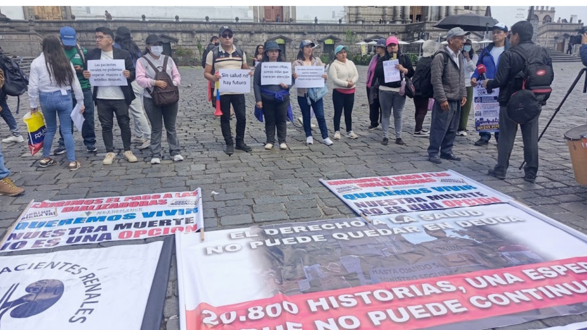El Frente de Pacientes Renales del Ecuador se concentró en la Plaza de San Francisco, el martes 29 de septiembre del 2026. Piden que se garanticen las diálisis.