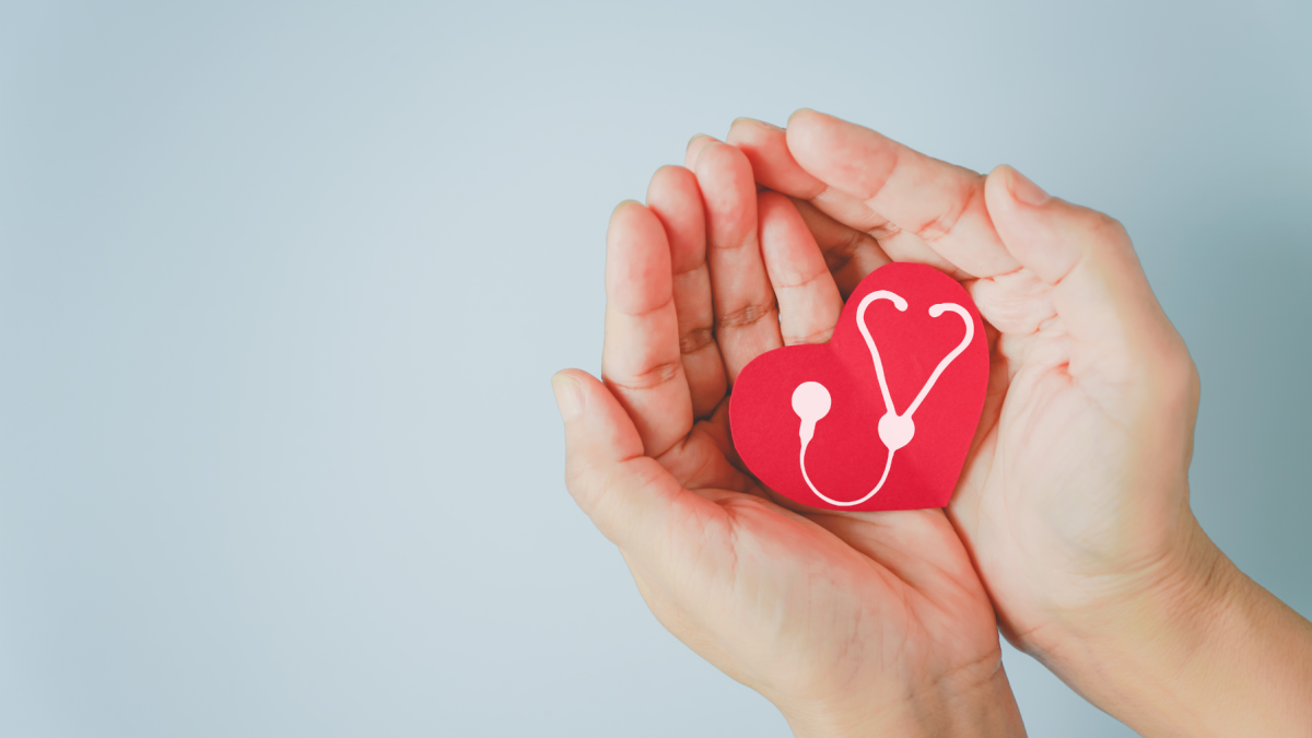 Entrenar fuerza de forma constante ayuda a regular la presión arterial y fortalece el corazón.