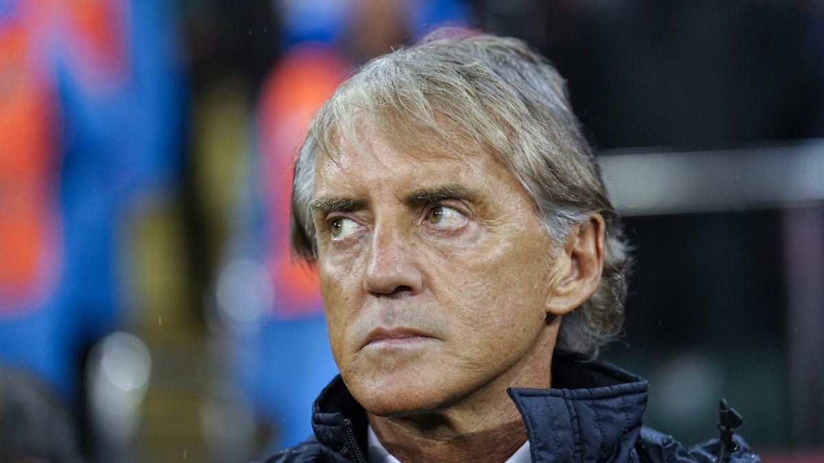 El seleccionador de Italia, Roberto Mancini, observa el partido de fútbol de la Liga de Naciones de la UEFA entre Turquía e Italia en Bursa, Turquía, el 28 de septiembre de 2026.