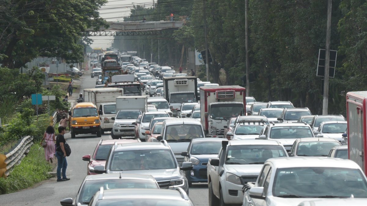 La vía a la Costa durante una fuerte carga vehicular.