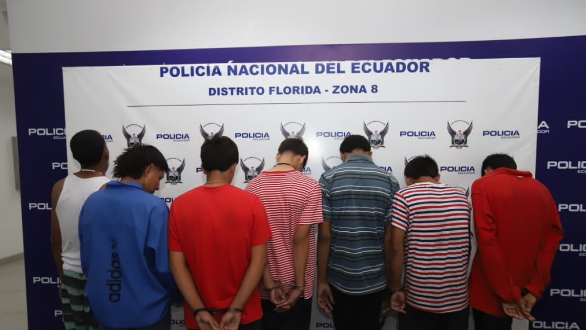 Policía aprehendió a siete personas por presuntos robos a usuarios de la Metrovía en Guayaquil.