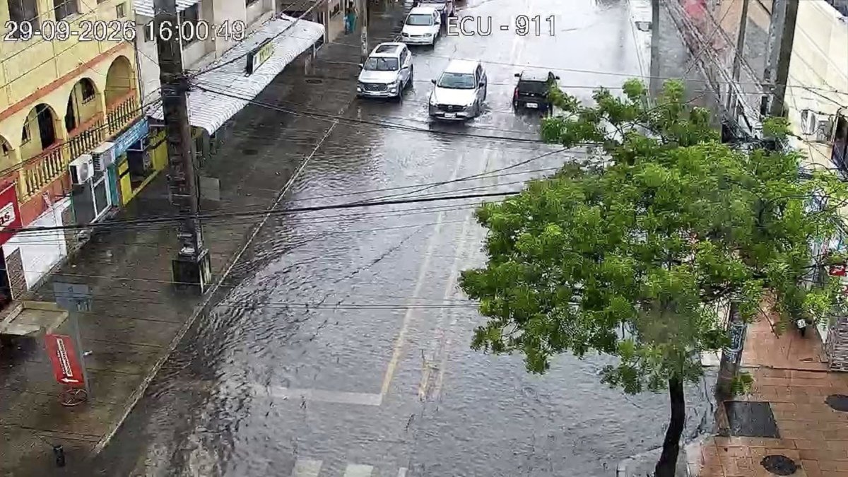 En la avenida José María Roura, en el norte de Guayaquil, se evidenció acumulación de agua la tarde de este martes 29 de septiembre.
