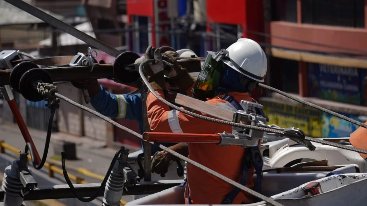 La falta de un suministro eléctrico estable eleva los costos de producción y condiciona las inversiones de las empresas en Ecuador (foto referencial).
