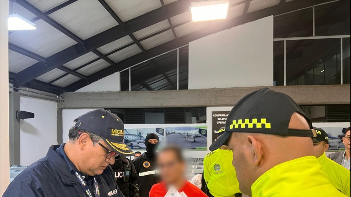 Inda Peñarrieta junto a policías colombianos la noche de este martes 29 de septiembre.