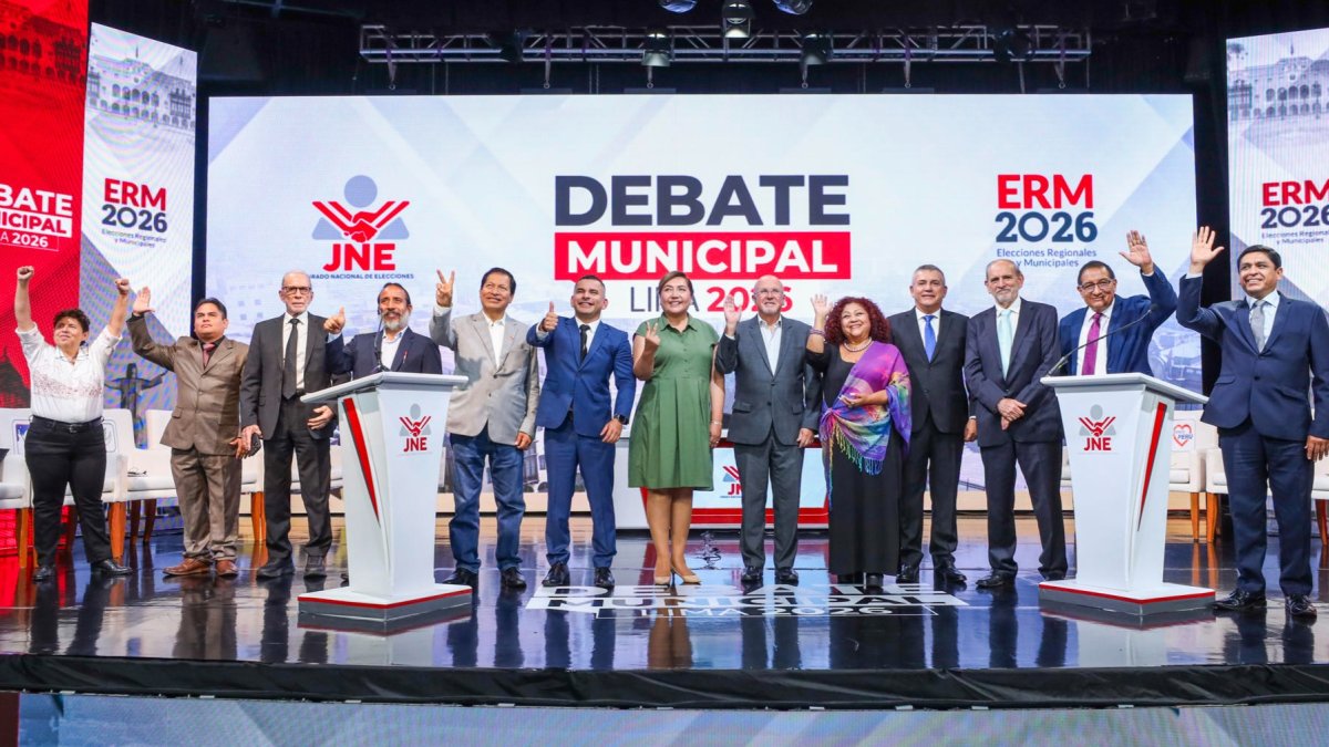 Fotografía de los candidatos por la alcaldía de Lima en los debates electorales previos a las elecciones municipales en Lima (Perú)