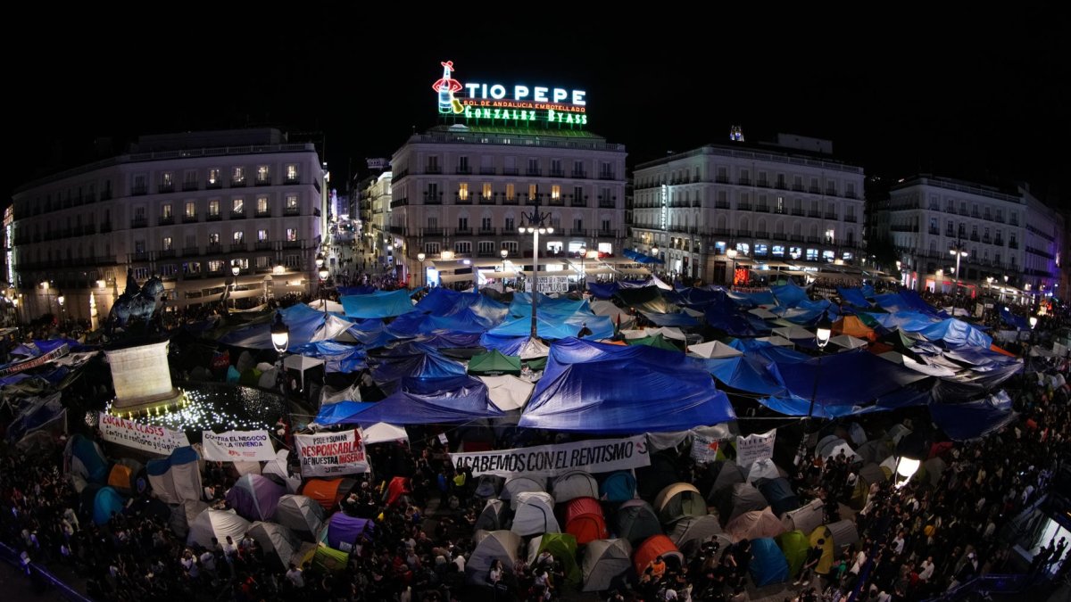 Varios miles de personas se disponen a pasar su cuarta noche acampadas en la céntrica Puerta del Sol de Madrid para reivindicar soluciones a la crisis de la vivienda.