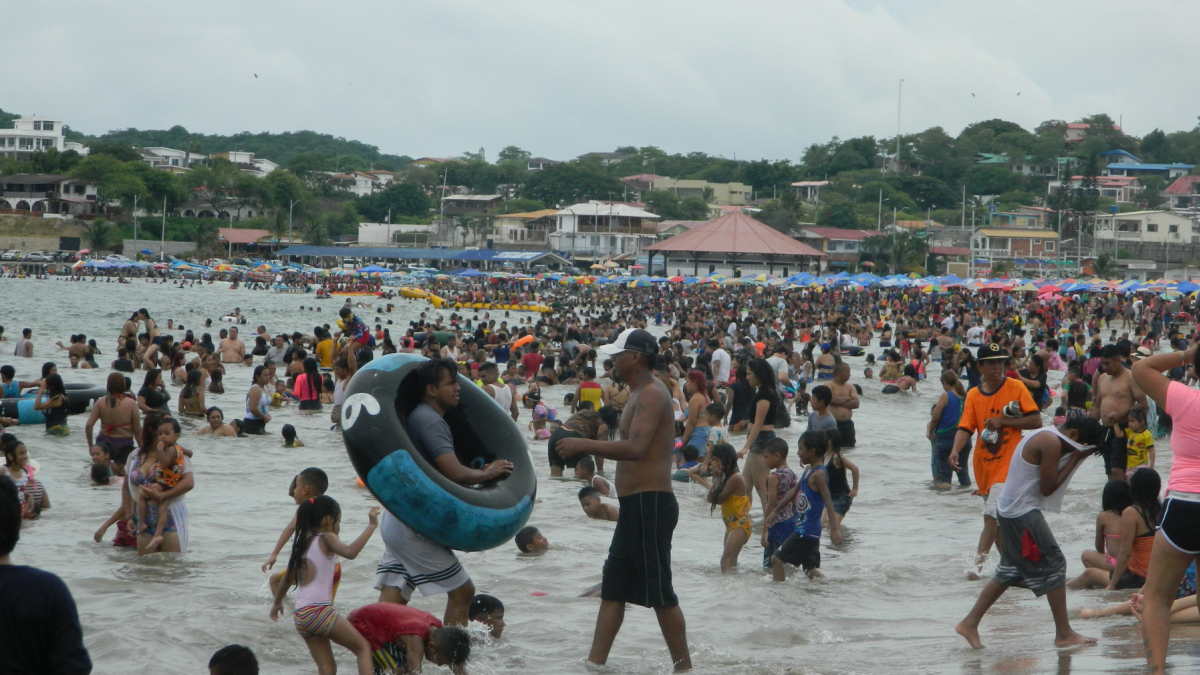 Cientos de personas disfrutan de la playa en el feriado.