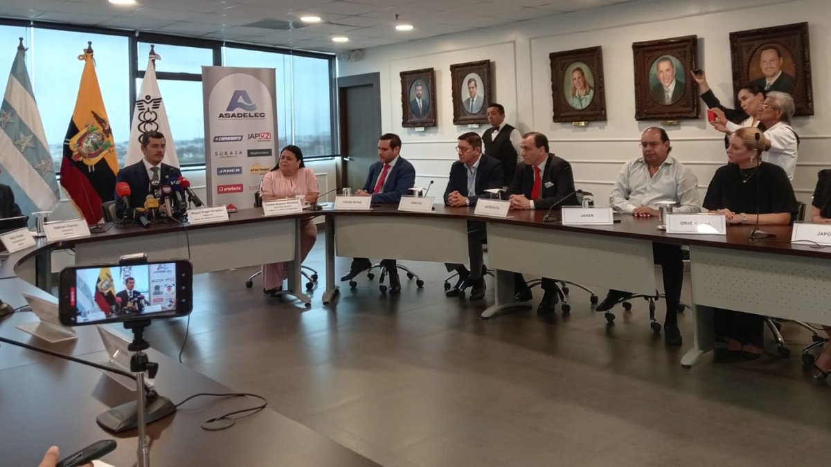 Miguel Ángel González, presidente de la Cámara de Comercio de Guayaquil, anuncia el adelanto del Viernes Negro en Ecuador.