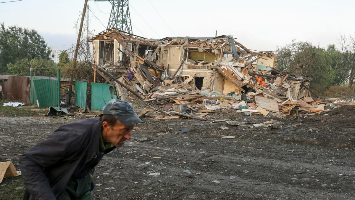 Un residente local pasa caminando junto al lugar donde un ataque ruso impactó contra un edificio en Vyshhorod, en la región de Kiev (Ucrania), el 30 de septiembre de 2026.
