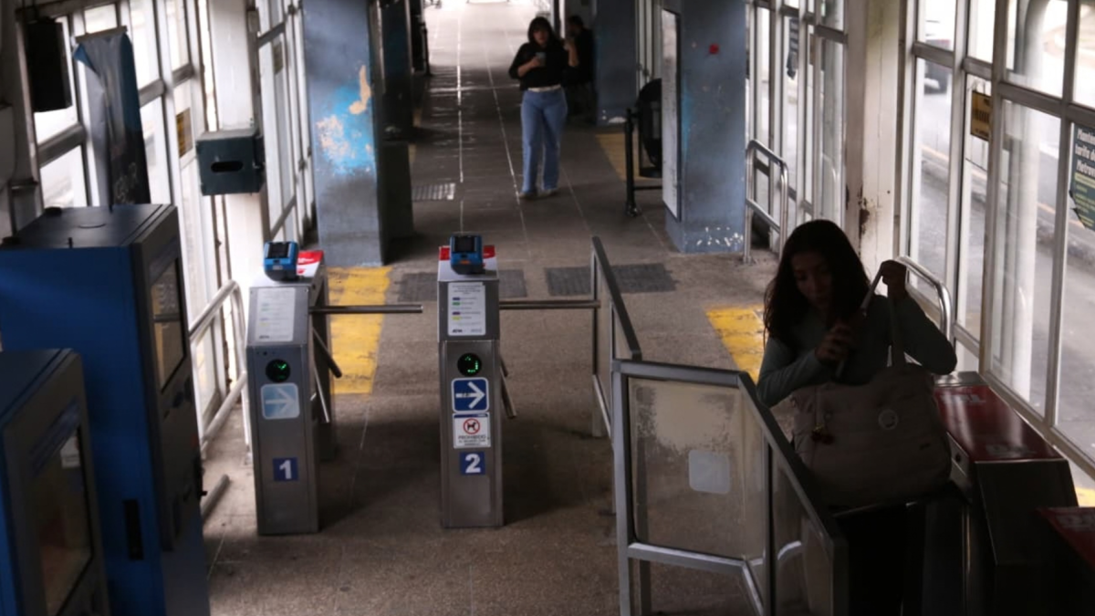 Los robos en las estaciones y buses de la Metrovía se han vuelto frecuentes.