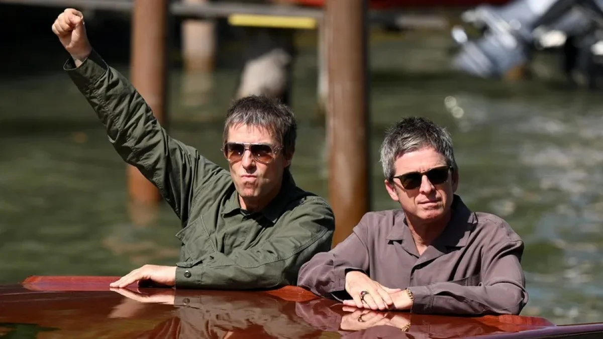 Liam Gallagher (izq) y Noel Gallagher, de la banda de rock inglesa Oasis, en el Festival Internacional de Cine de Venecia.
