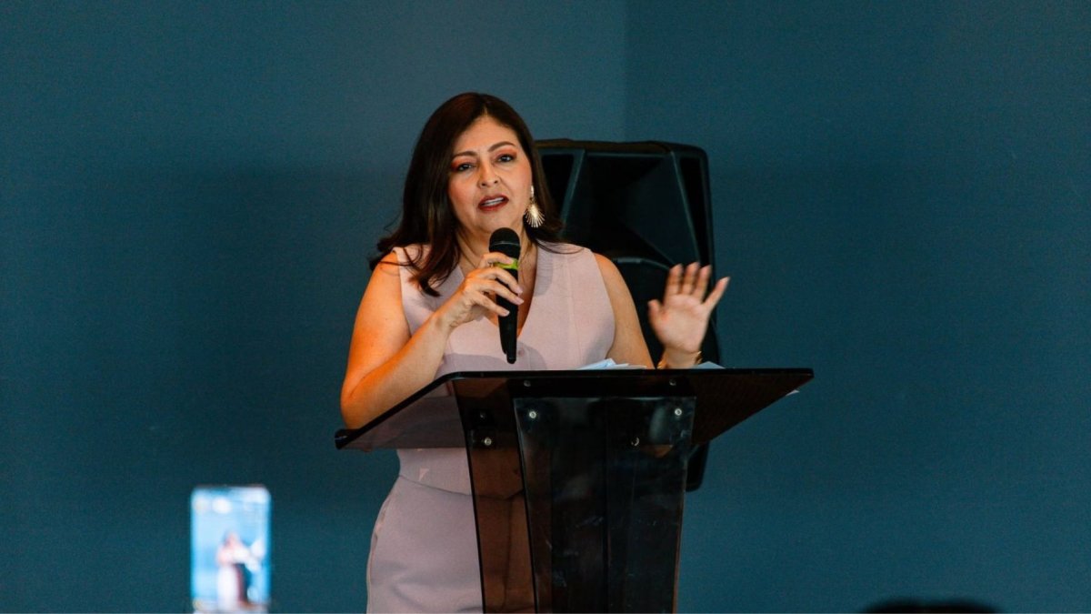 Sofía Espín busca la Prefectura del Guayas con 1.500 km de vías para impulsar producción y movilidad.