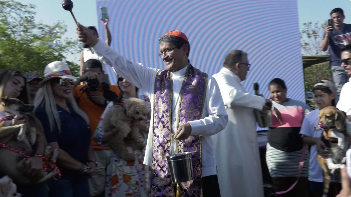 El arzobispo de Guayaquil, Luis Gerardo Cabrera, durante la bendición de mascotas.