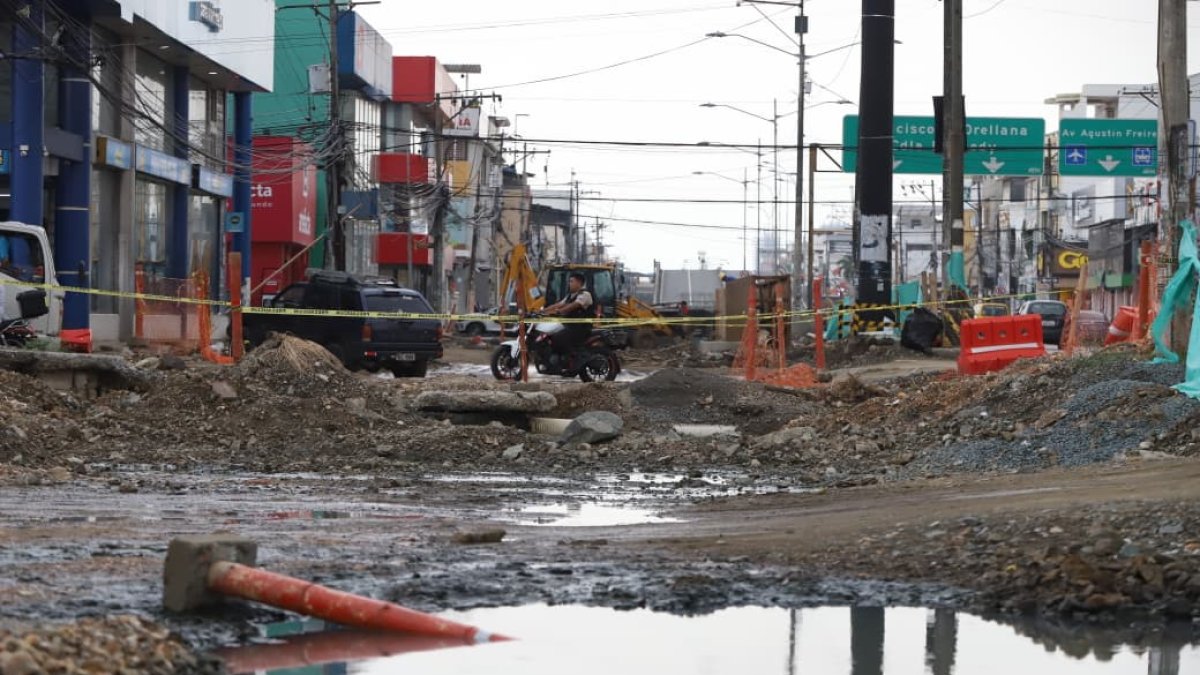 La avenida Rodolfo Baquerizo Nazur continúa intervenida en el norte de Guayaquil pese a que el primer tramo tenía un plazo de cinco meses.