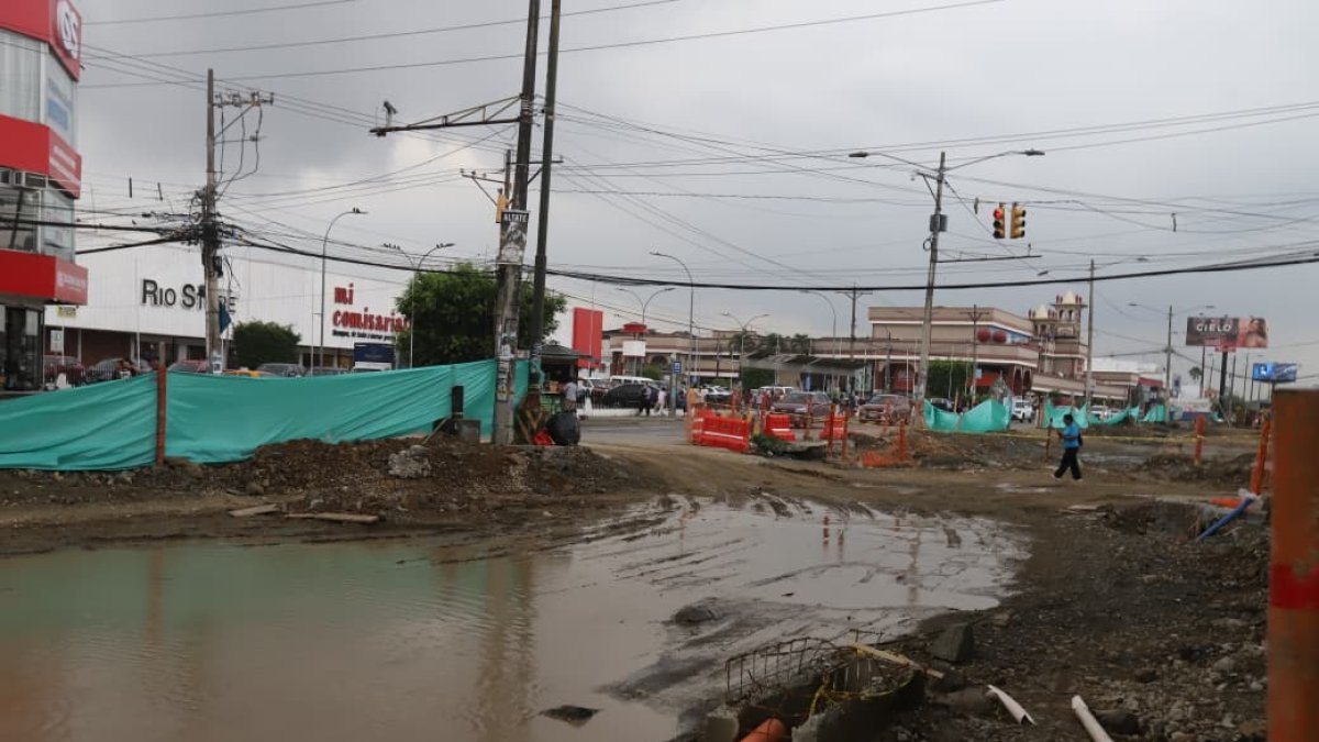La intervención en la avenida Rodolfo Baquerizo Nazur ha obligado a modificar recorridos de buses y desviar el tránsito hacia calles cercanas.
