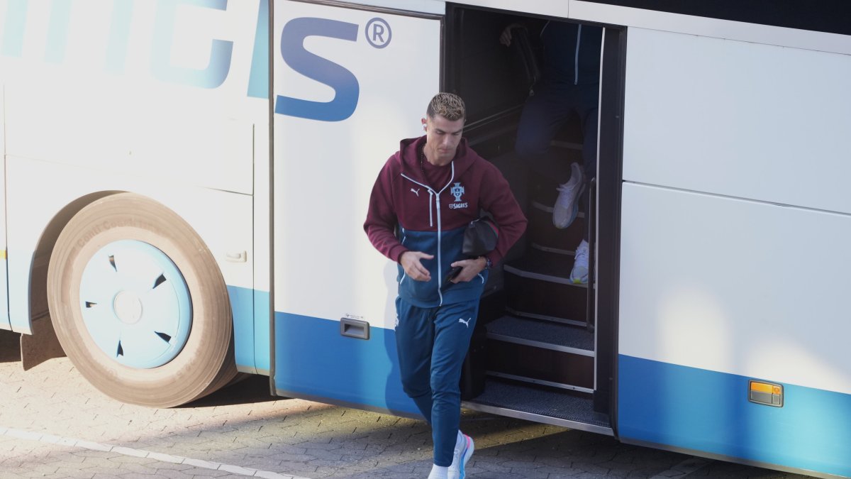 El delantero de la selección de Portugal Cristiano Ronaldo abandona donde entrenaba en Copenhage.