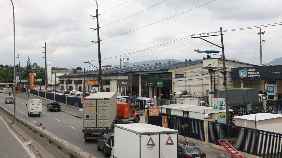 Industrias de la vía a Daule, en Guayaquil, operan en medio de las medidas para reducir la demanda nacional de electricidad.