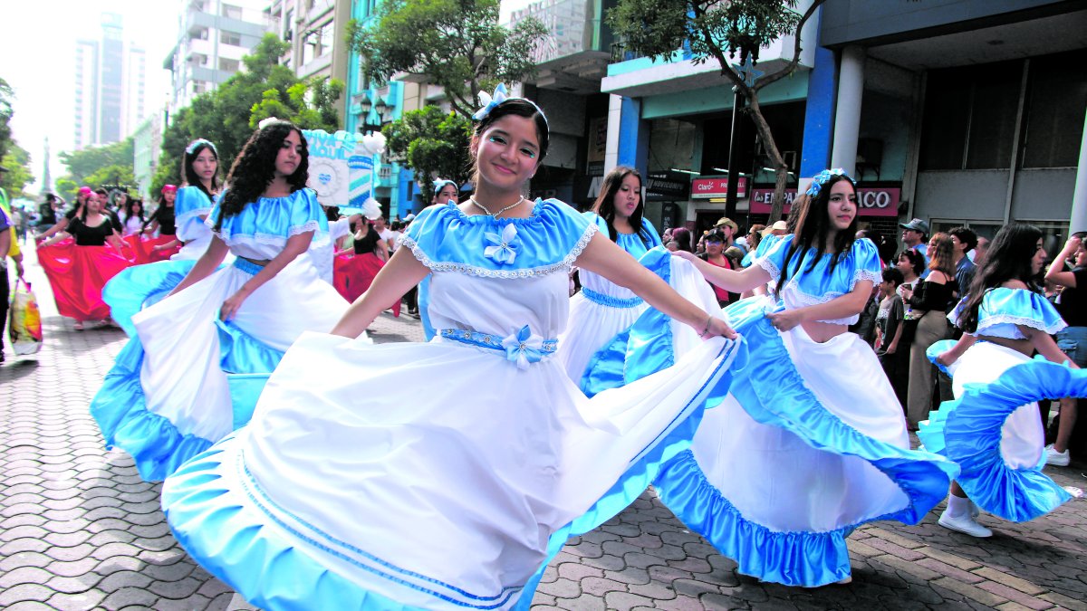 Guayaquil inicia octubre con pregones cívicos y estudiantiles que recorren diferentes sectores de la ciudad.
