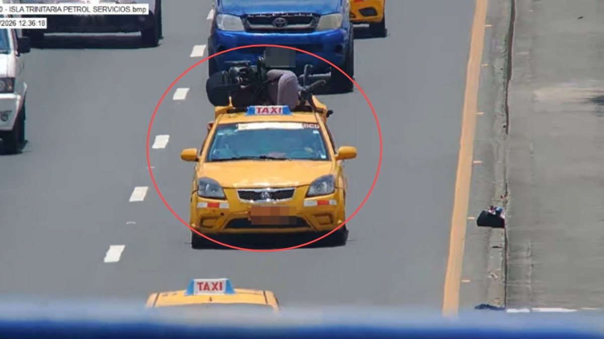 ATM multa a taxi en Guayaquil por transportar sillas de forma irregular