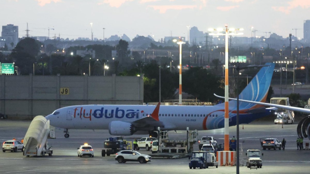 Un avión de Flydubai que transporta pasajeros desde Tabuk, Arabia Saudita, se encuentra en pista en Tel Aviv, Israel, el 30 de septiembre de 2026.