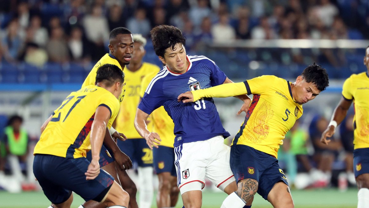 Kaina Tanimura (C) de Japón enfrentando a Ecuador en la Copa Kirin.
