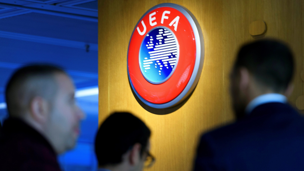 Imagen en la que puede verse el logo de la UEFA en la sede del organismo en Suiza.