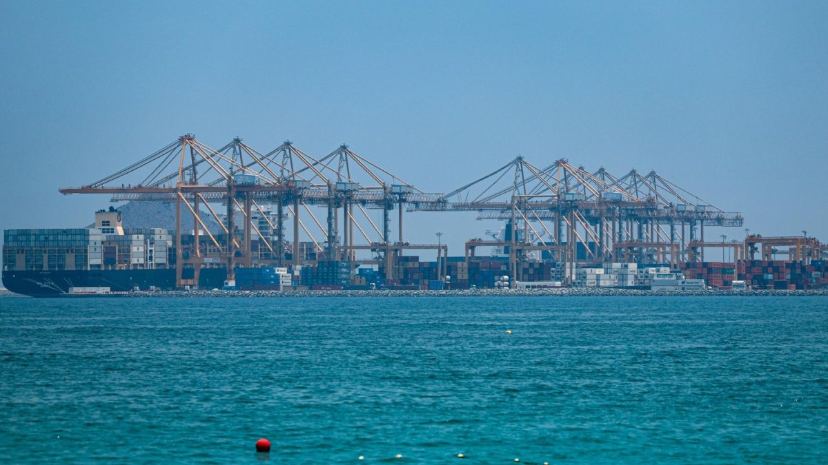 Barcos atracados en el Puerto de Khor Fakkan, en Emiratos Árabes Unidos, para evitar pasar por el Estrecho de Ormuz por la guerra en Irán.