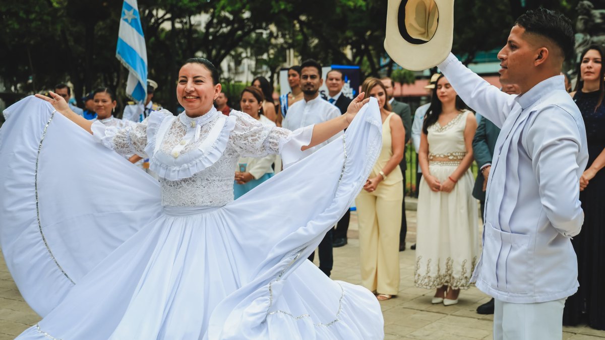 El Pregón Octubrino se realizó en el Parque Centenario para abrir las celebraciones por los 206 años de la Independencia de Guayaquil.