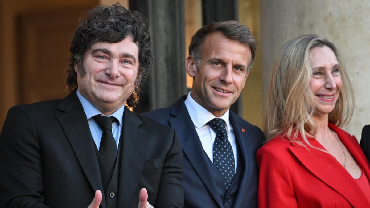 El presidente francés Emmanuel Macron (centro) recibe al presidente argentino Javier Milei (izquierda) y a Karina Milei (derecha), en el Palacio del Elíseo en París, Francia, el 1 de octubre de 2026.