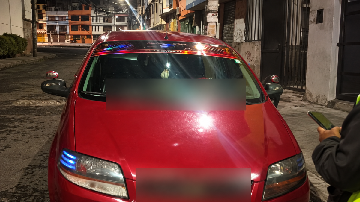 Un vehículo fue retenido tras la intervención policial en un local comercial de Solanda.
