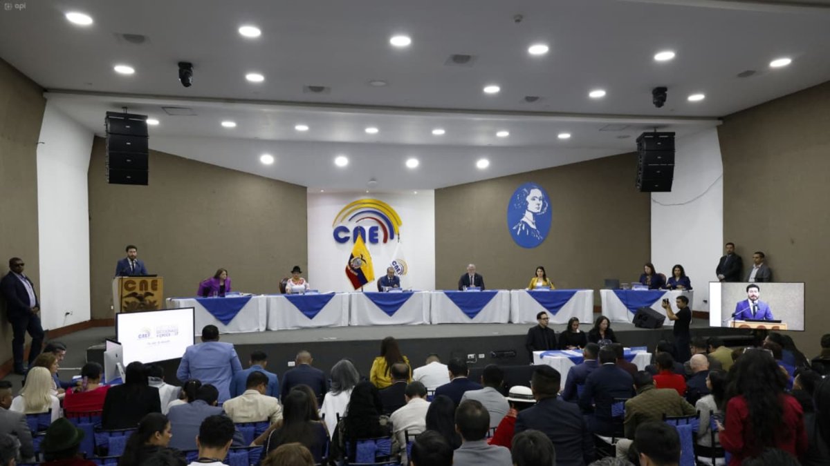El sorteo público se realizó la mañana del 1 de octubre de 2026 en el auditorio del CNE en Quito.