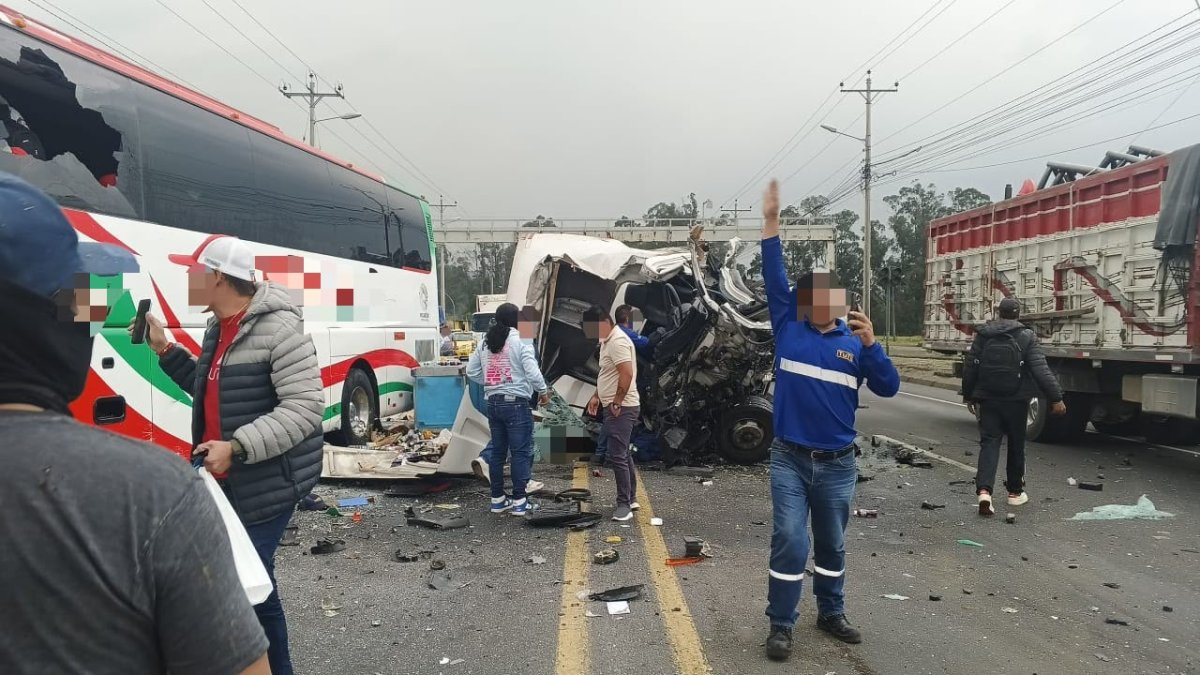 El siniestro entre un bus, un camión y un automóvil ocurrió en Tambillo, cantón Mejía, y obligó al cierre total de la vía.
