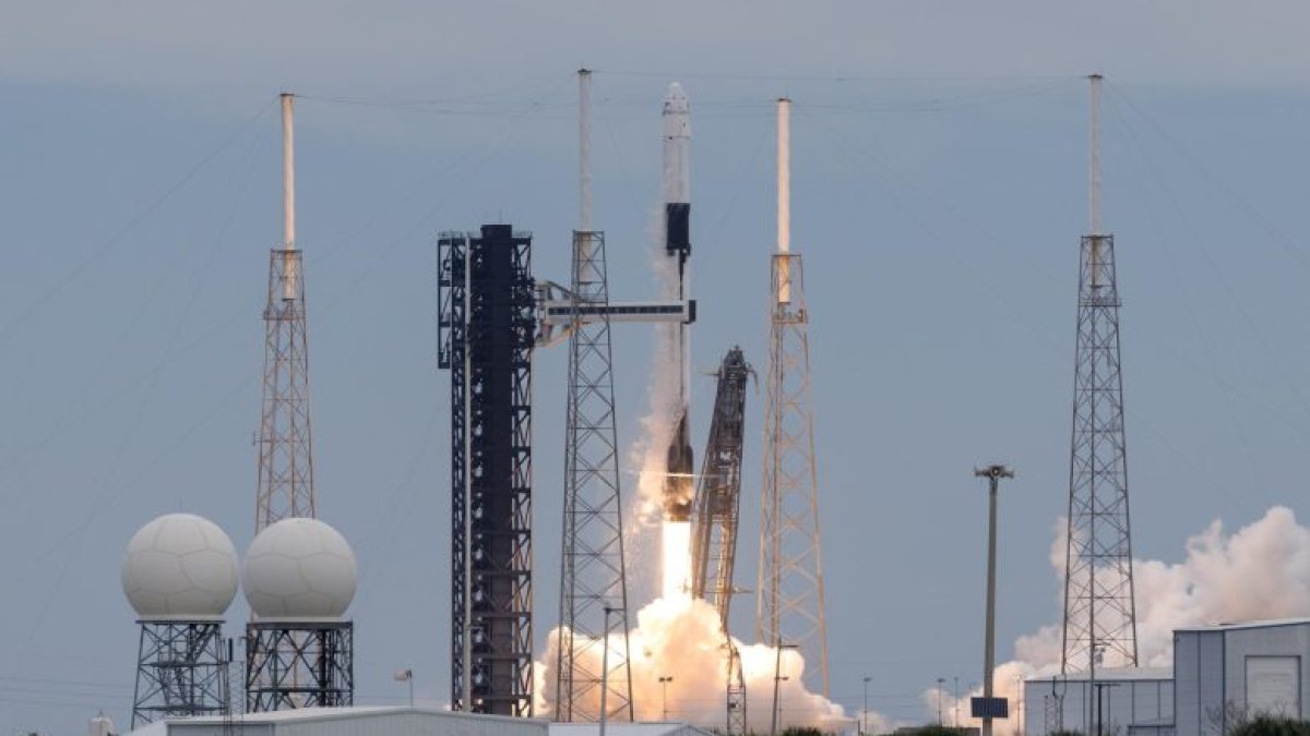 La nave espacial Crew Dragon de SpaceX despega del Complejo de Lanzamiento Espacial 40.